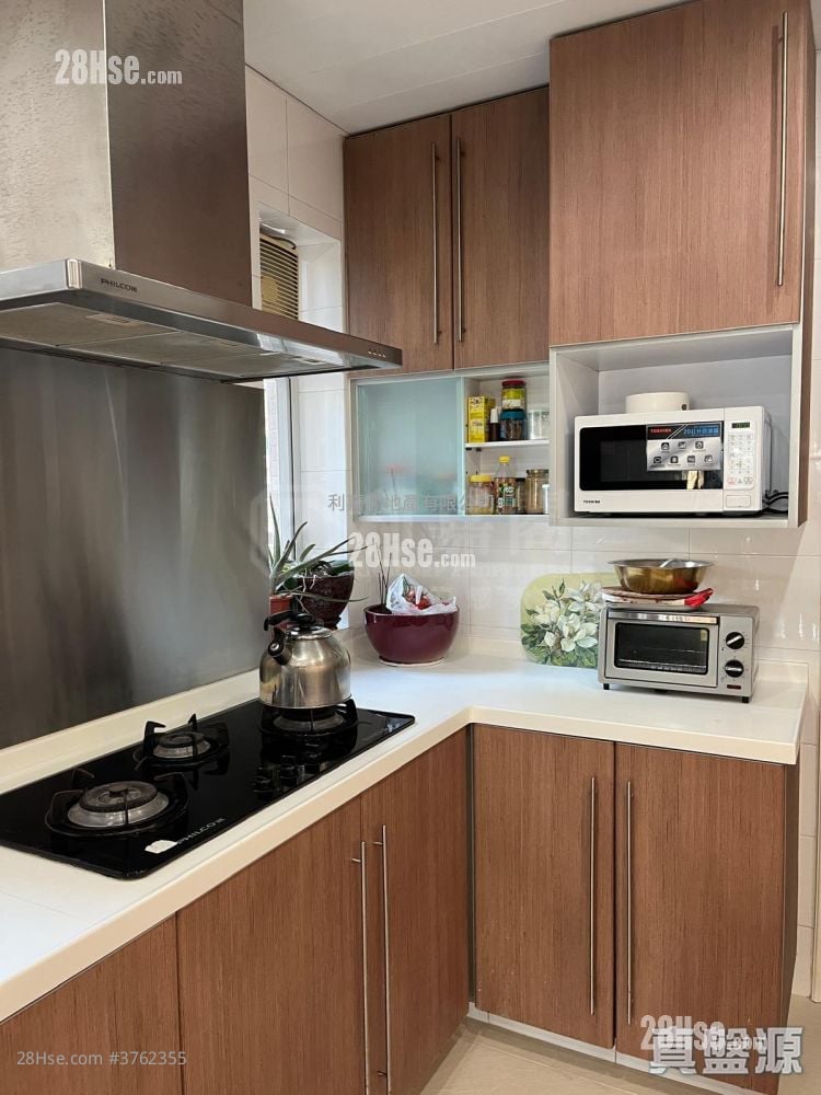 Summit Court Sell 3 Bedrooms , 2 Bathrooms 1,407 ft²