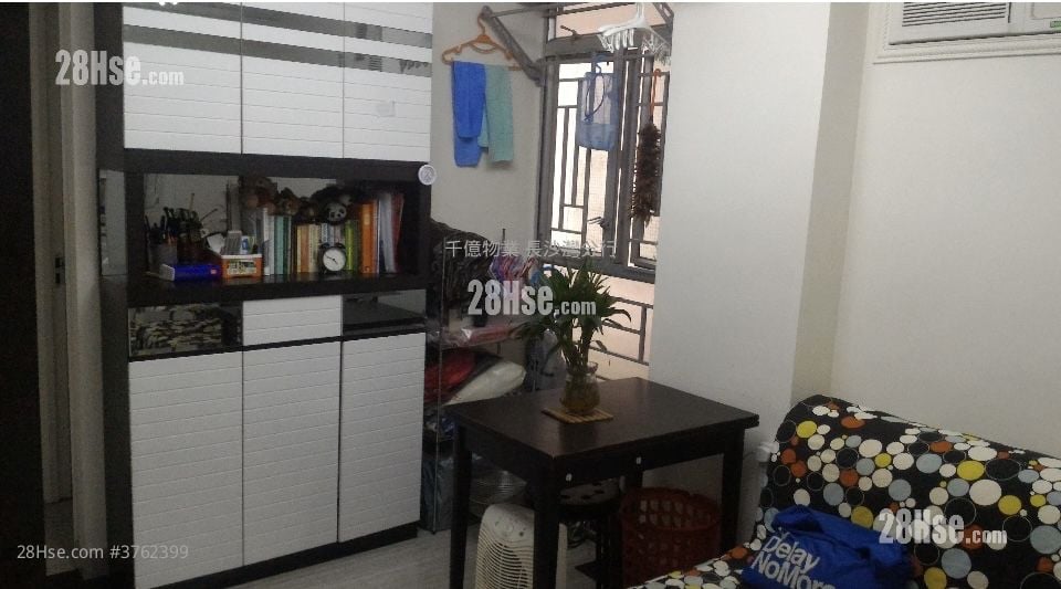 Golden Court Sell 2 Bedrooms , 1 Bathroom 329 ft²