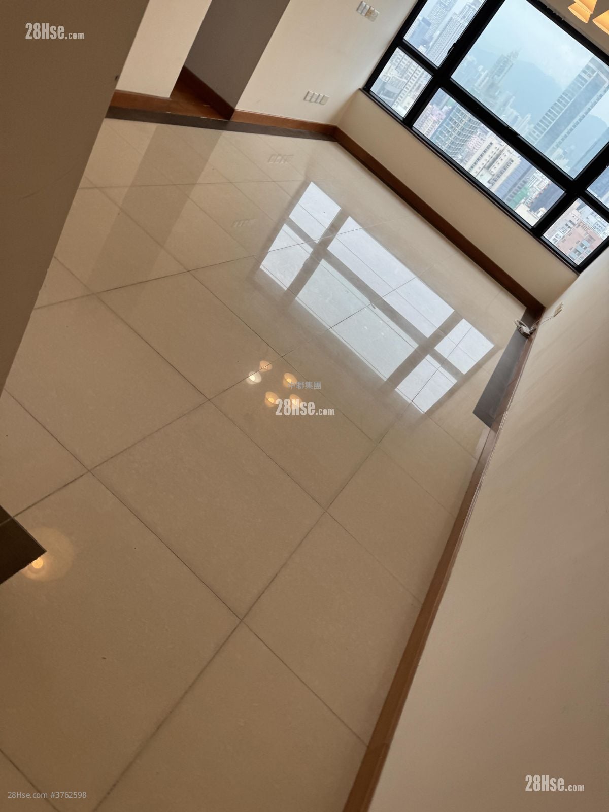 窩打老道8號 售盤 3 房 , 1 浴室 581 平方呎