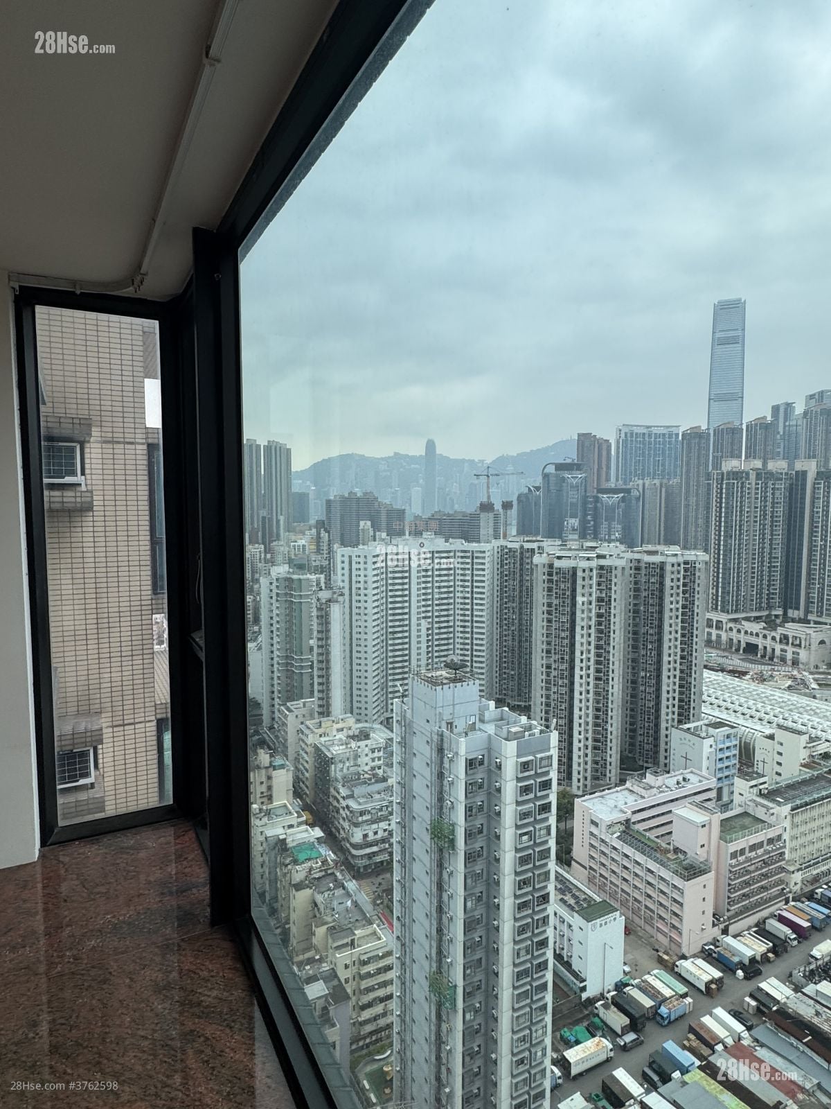 窩打老道8號 售盤 3 房 , 1 浴室 581 平方呎