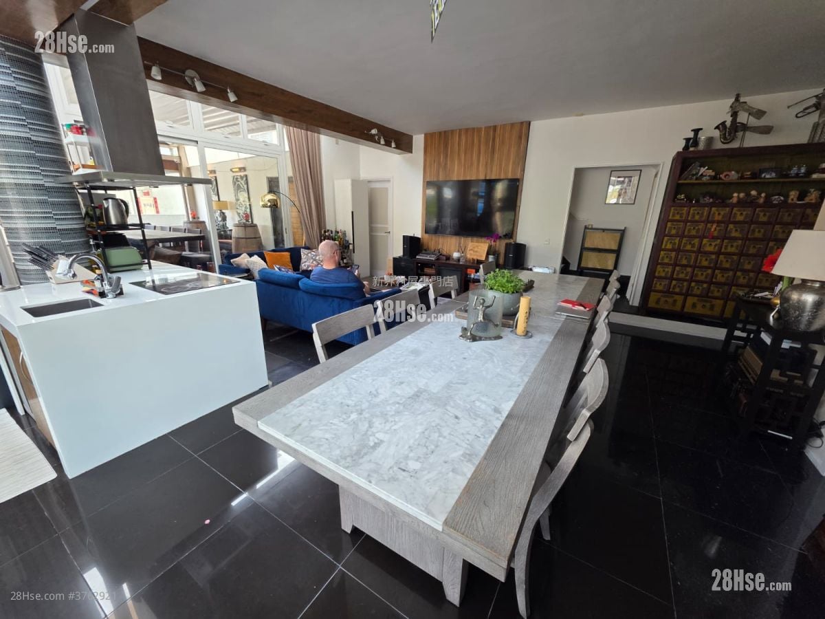 村屋 售盘 4 房 , 3 浴室 2,100 平方尺