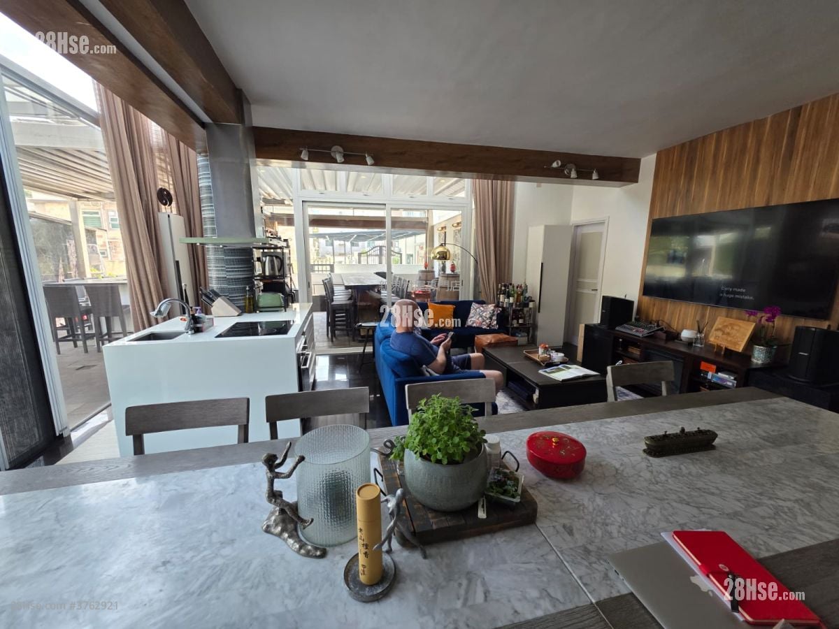 村屋 售盘 4 房 , 3 浴室 2,100 平方尺