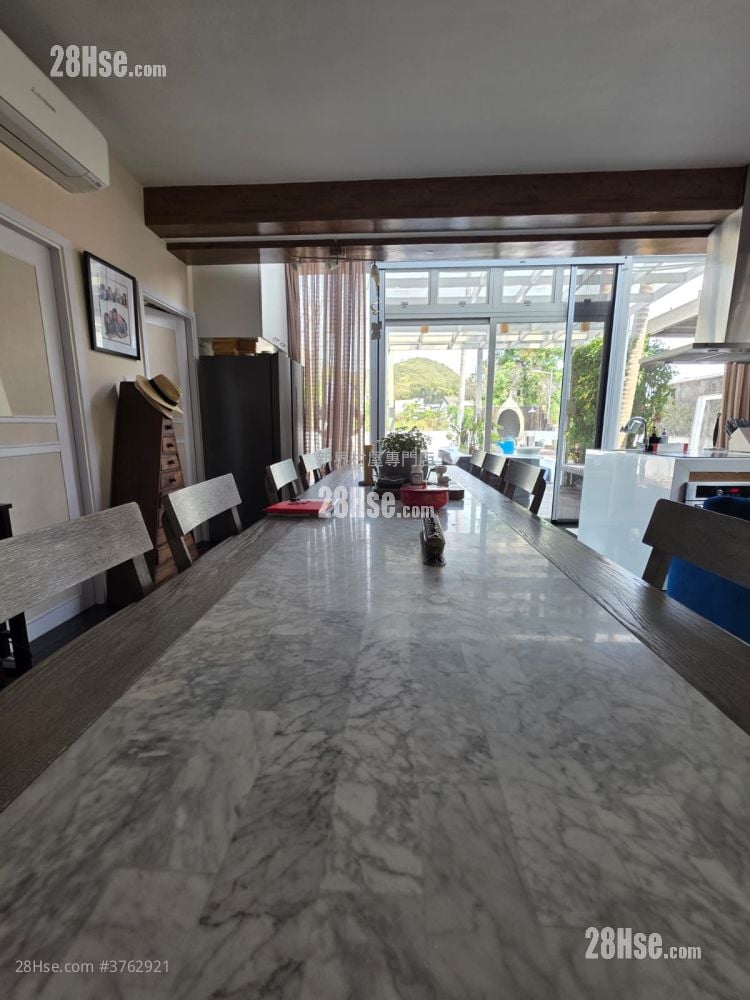 村屋 售盘 4 房 , 3 浴室 2,100 平方尺