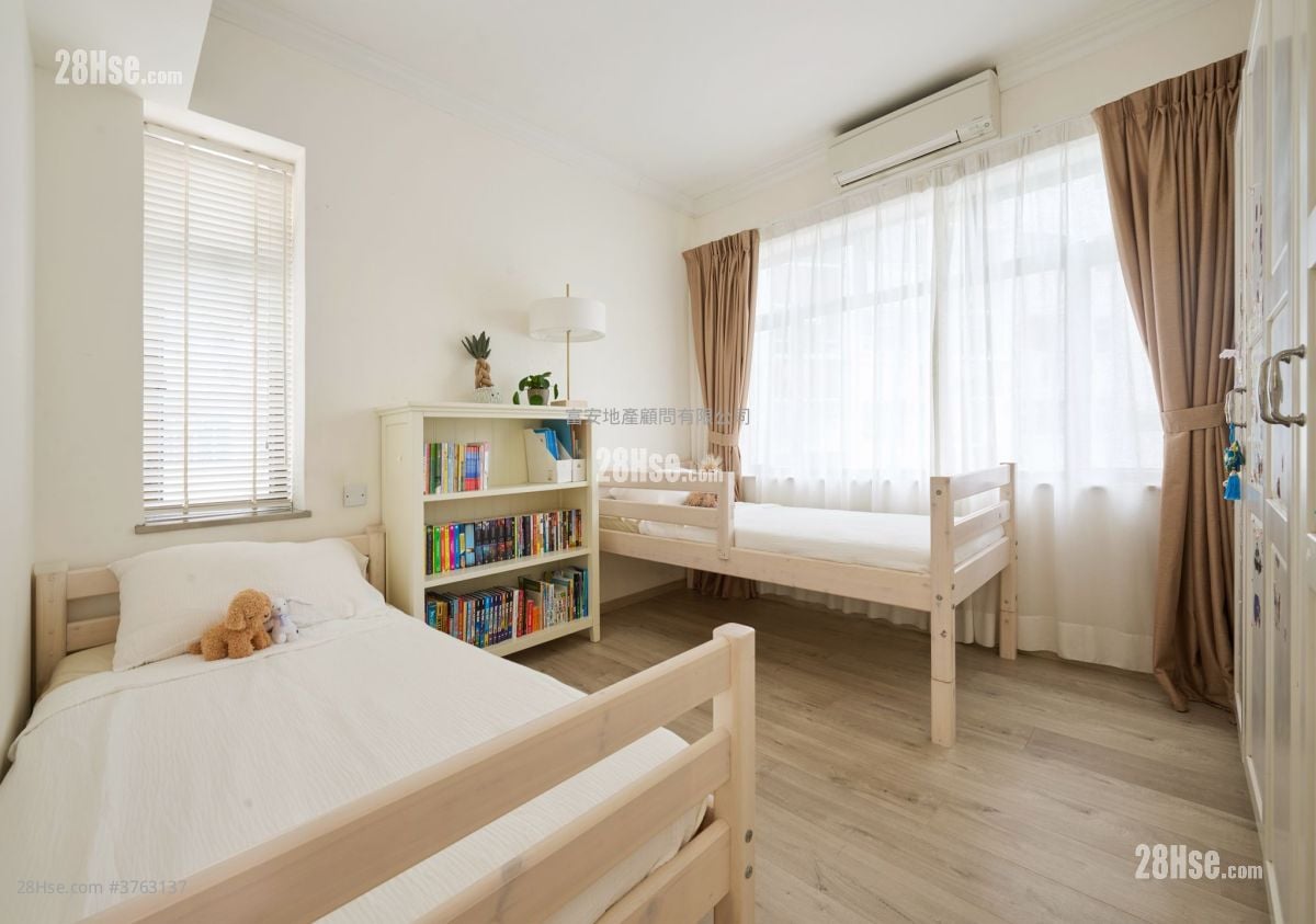 Mount Trio Court Sell 4 Bedrooms , 2 Bathrooms 1,173 ft²