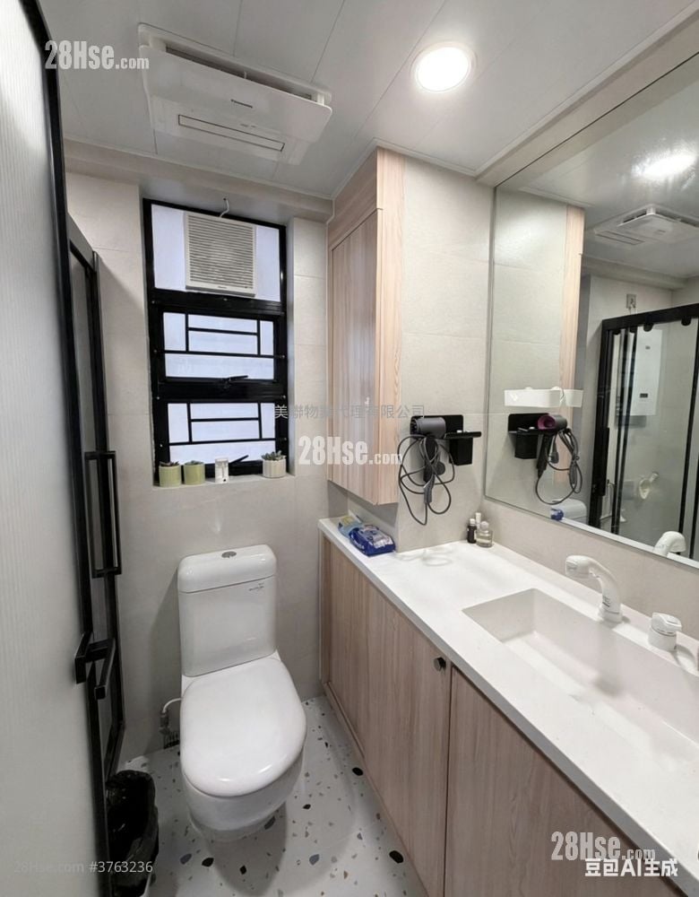 Nan Fung Plaza Sell 3 Bedrooms 608 ft²