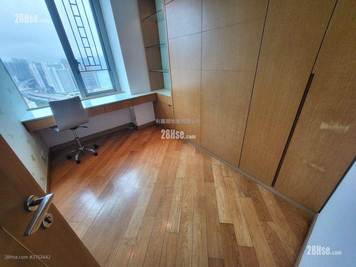 Manhattan Hill Sell 4 Bedrooms , 2 Bathrooms 1,364 ft²