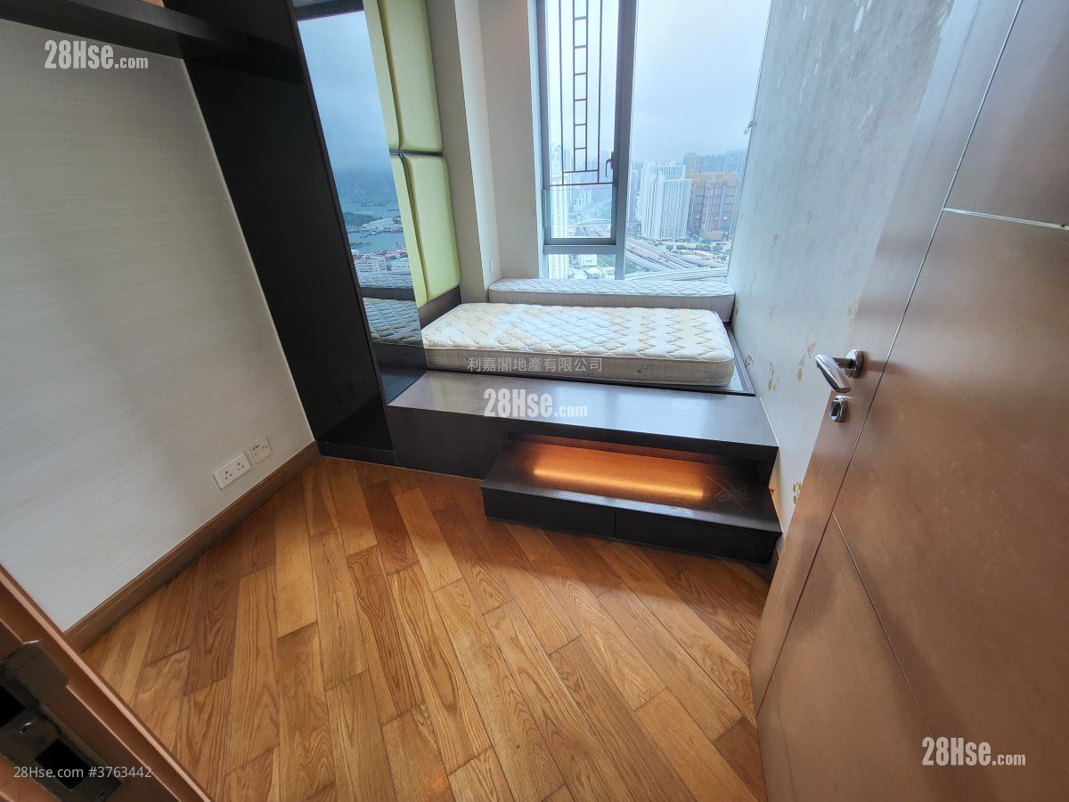 Manhattan Hill Sell 4 Bedrooms , 2 Bathrooms 1,364 ft²