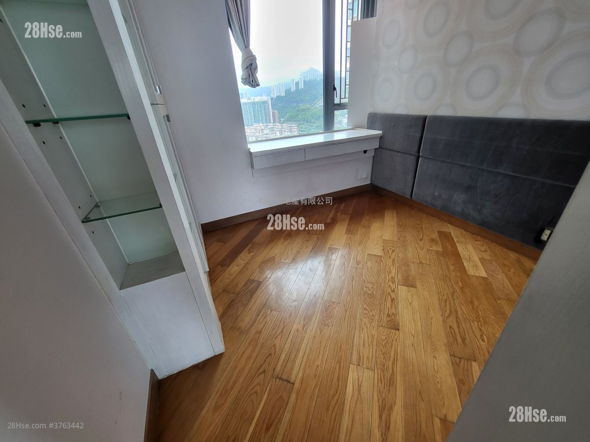 Manhattan Hill Sell 4 Bedrooms , 2 Bathrooms 1,364 ft²