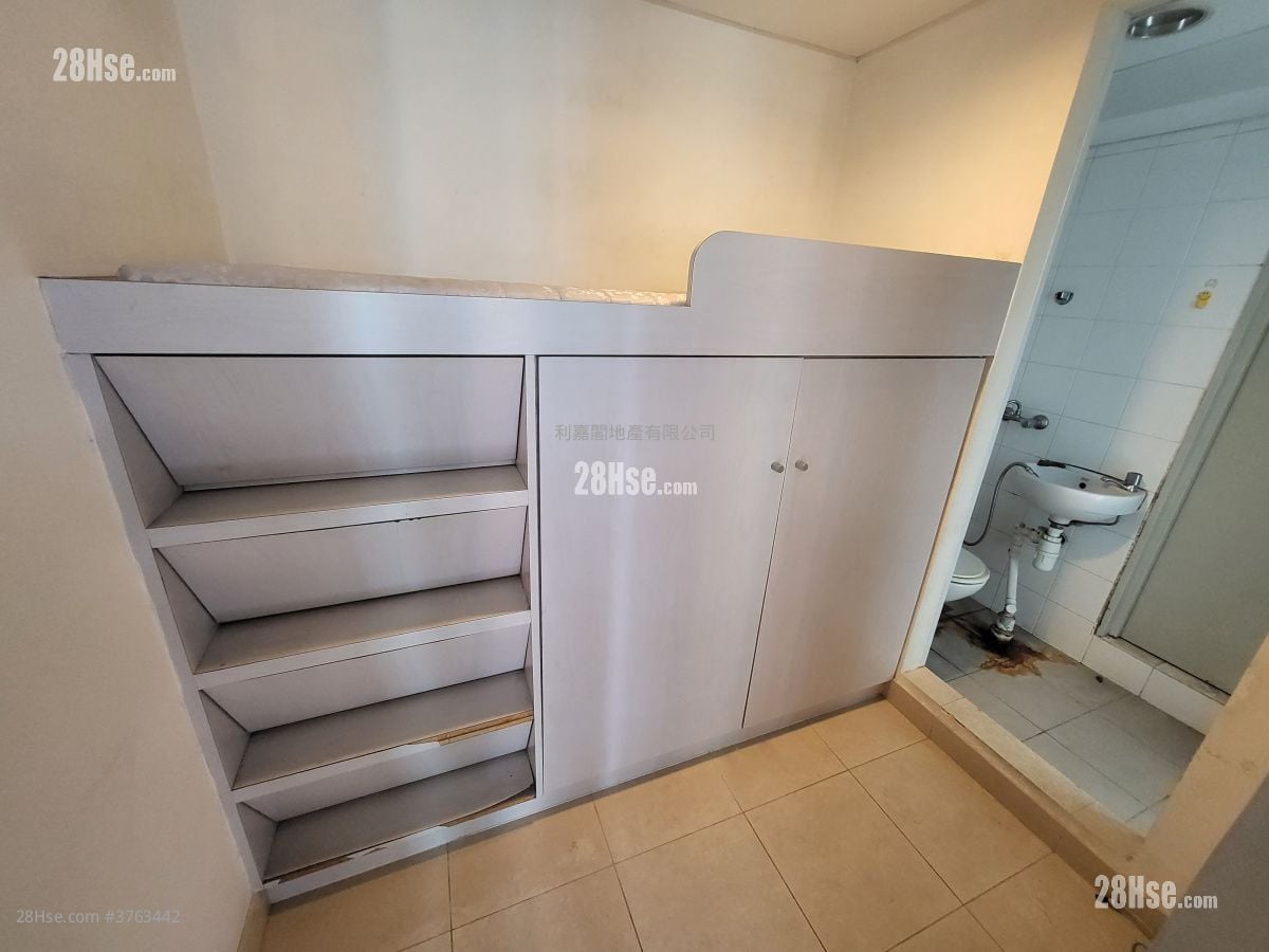 Manhattan Hill Sell 4 Bedrooms , 2 Bathrooms 1,364 ft²