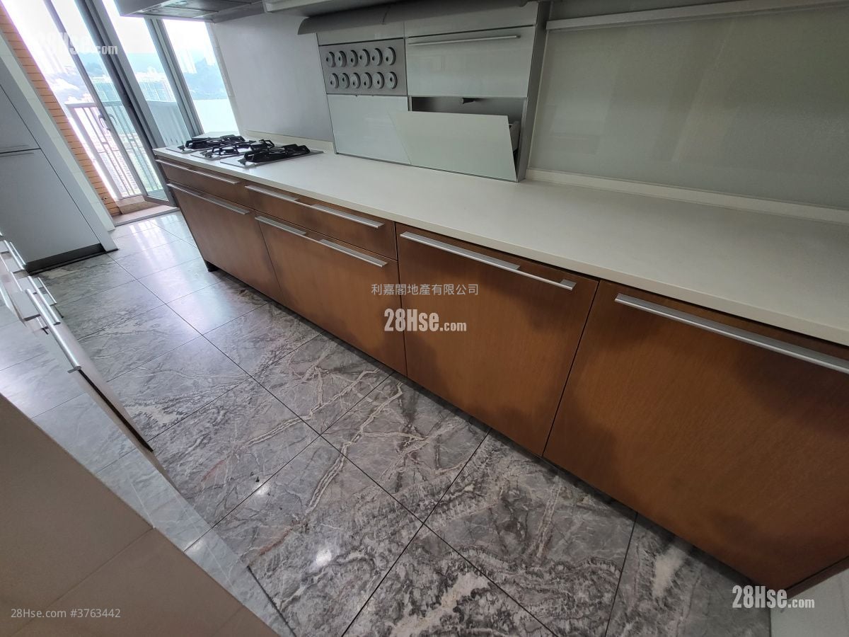 Manhattan Hill Sell 4 Bedrooms , 2 Bathrooms 1,364 ft²