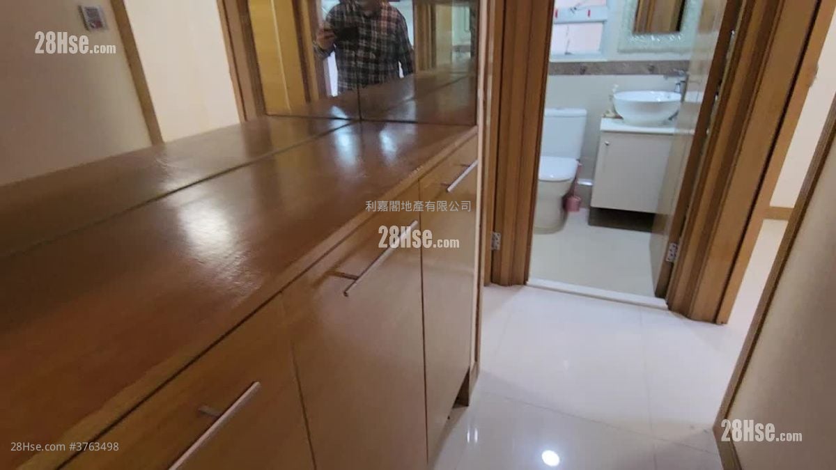 Mei Foo Sun Chuen Sell 3 Bedrooms , 2 Bathrooms 658 ft²