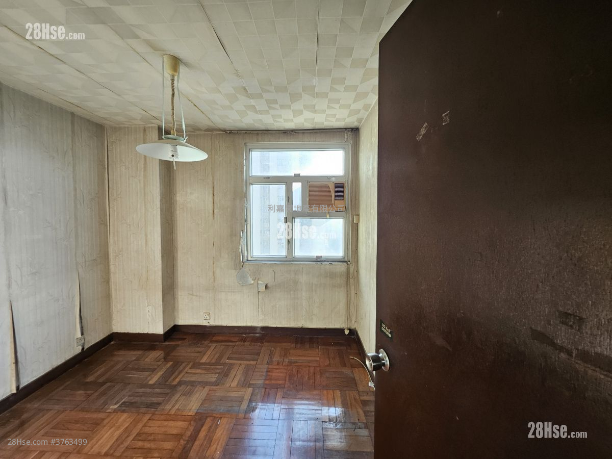 Mei Foo Sun Chuen Sell 3 Bedrooms , 2 Bathrooms 906 ft²