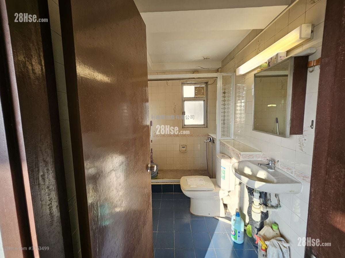 Mei Foo Sun Chuen Sell 3 Bedrooms , 2 Bathrooms 906 ft²