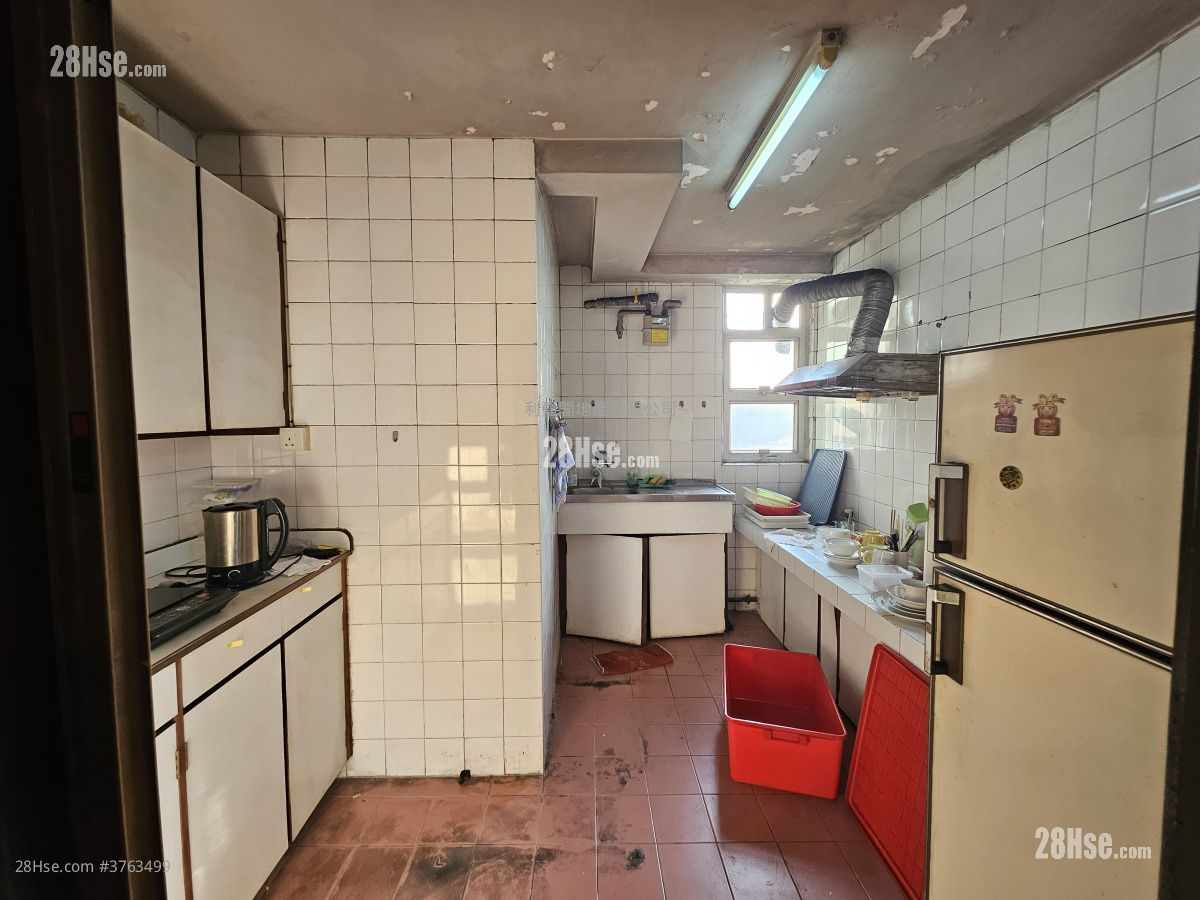 Mei Foo Sun Chuen Sell 3 Bedrooms , 2 Bathrooms 906 ft²