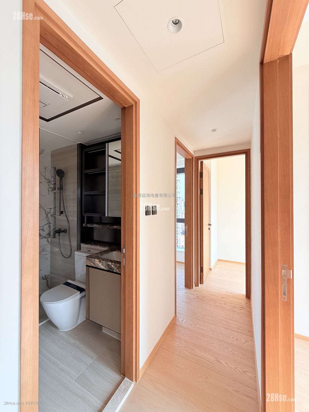 Topside Residence Rental 3 Bedrooms , 1 Bathroom 569 ft²