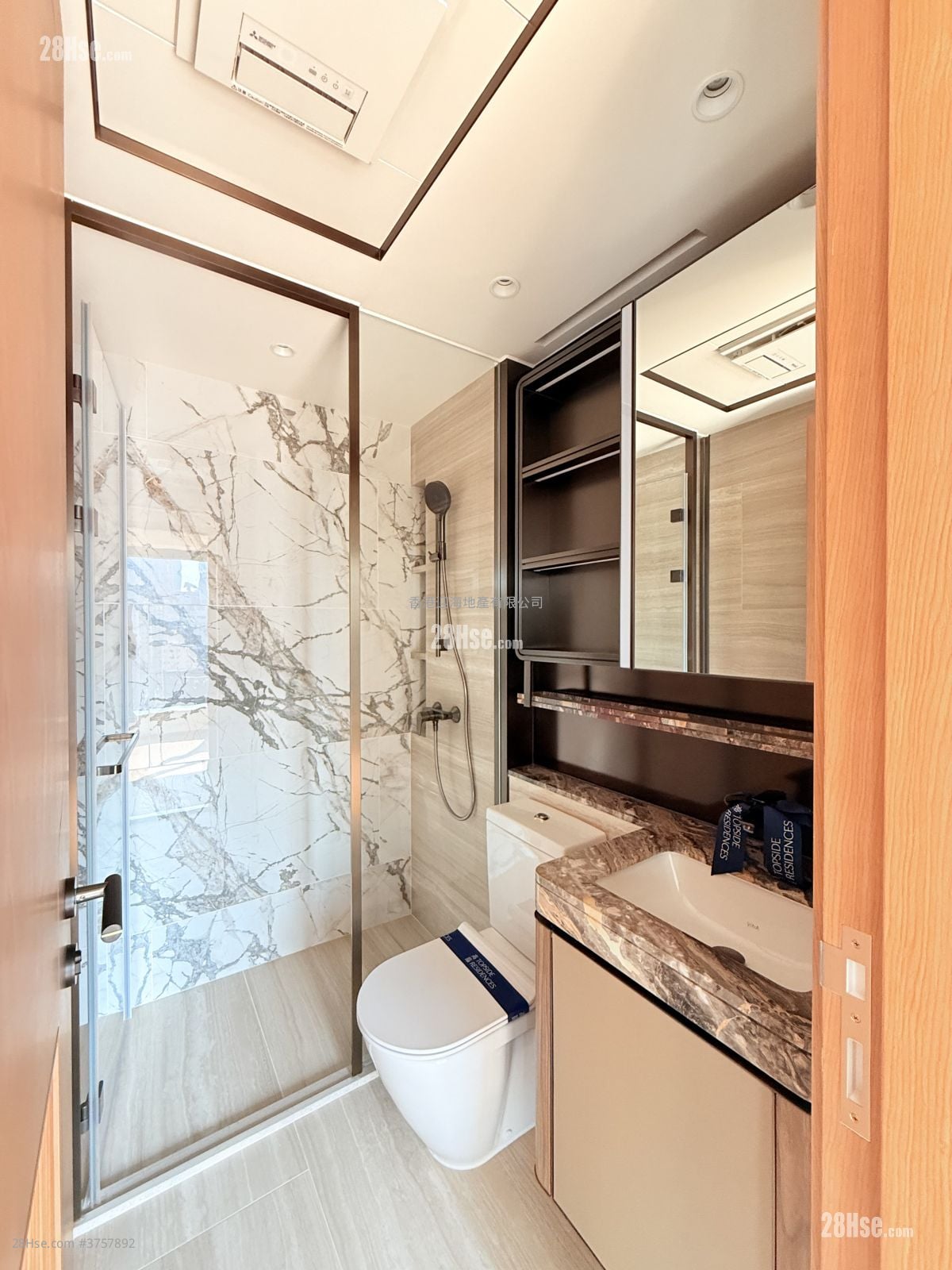 Topside Residence Rental 3 Bedrooms , 1 Bathroom 569 ft²