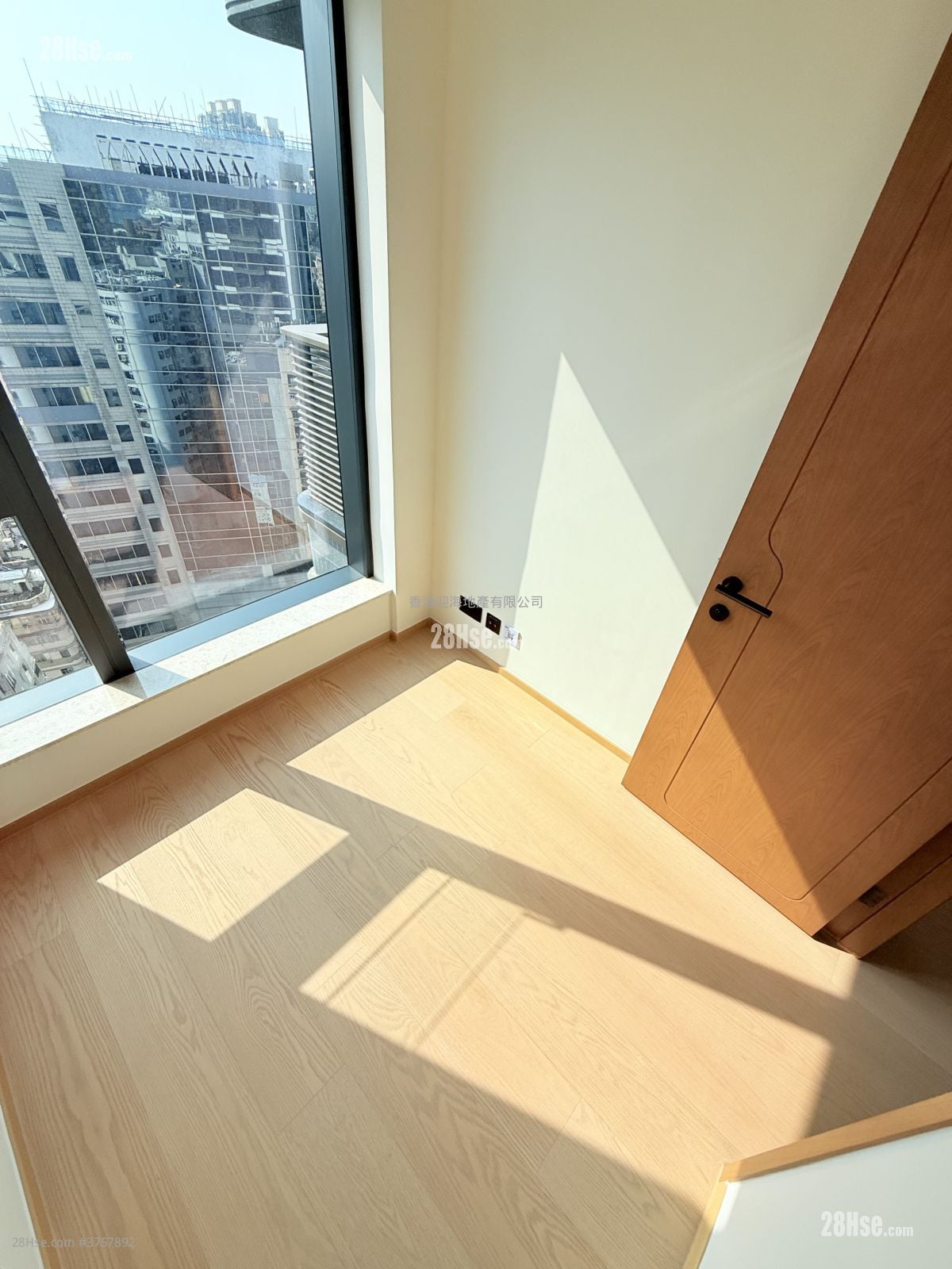 Topside Residence Rental 3 Bedrooms , 1 Bathroom 569 ft²