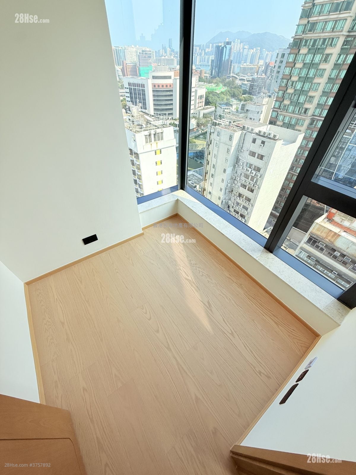 Topside Residence Rental 3 Bedrooms , 1 Bathroom 569 ft²