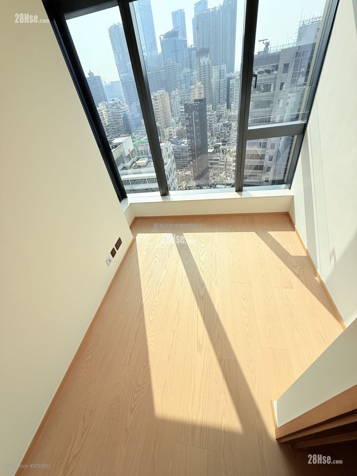 Topside Residence Rental 3 Bedrooms , 1 Bathroom 569 ft²