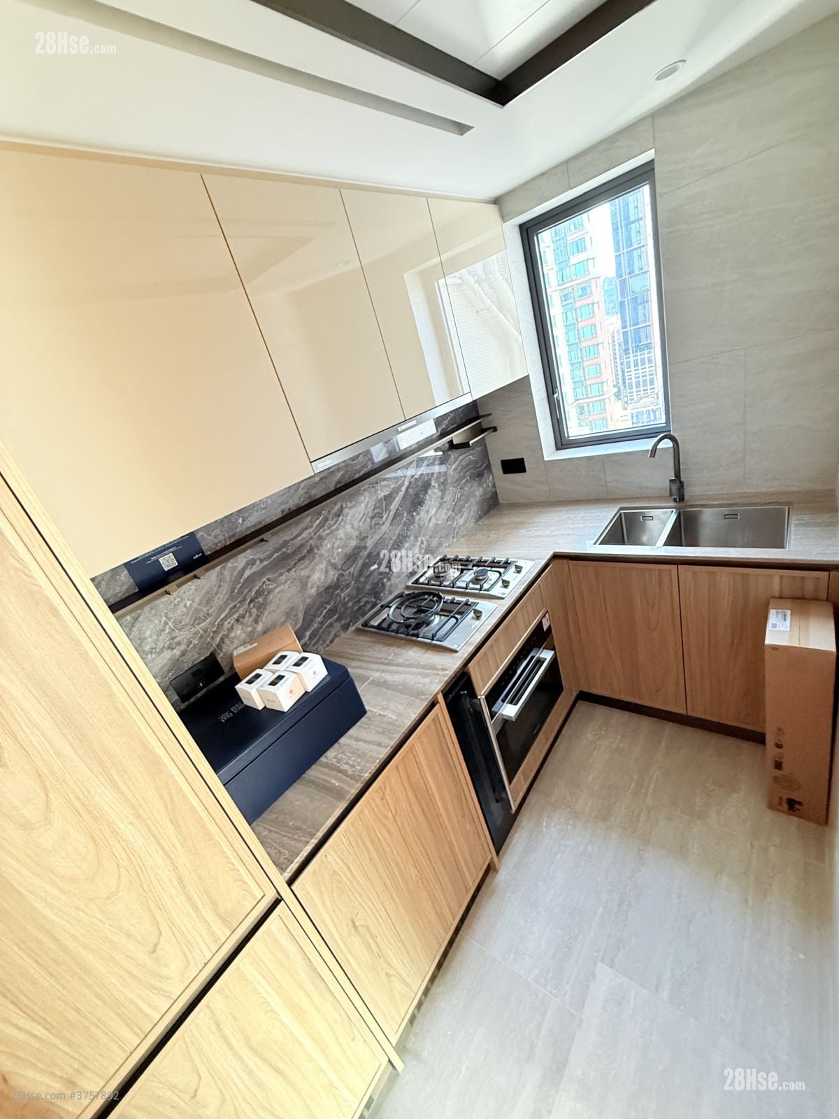 Topside Residence Rental 3 Bedrooms , 1 Bathroom 569 ft²