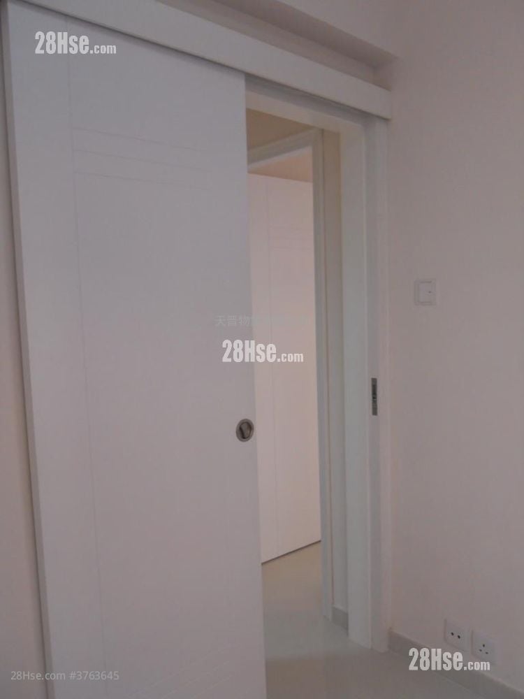 Sun Shing Centre Sell 2 Bedrooms , 1 Bathroom 290 ft²