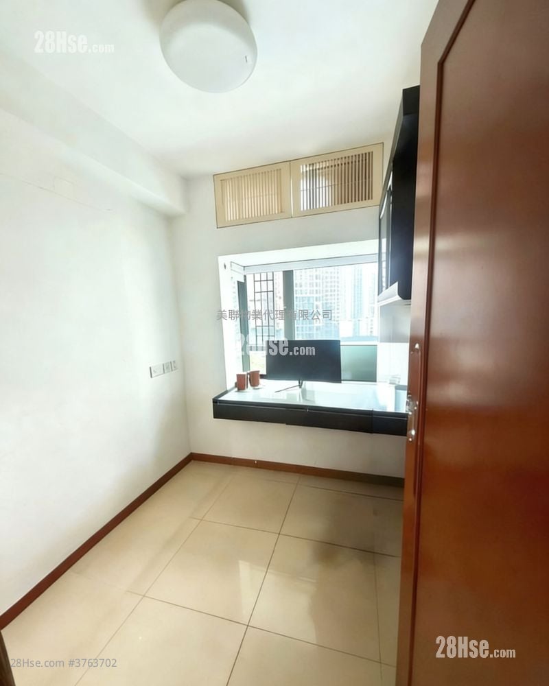 Residence Oasis Sell 4 Bedrooms 763 ft²