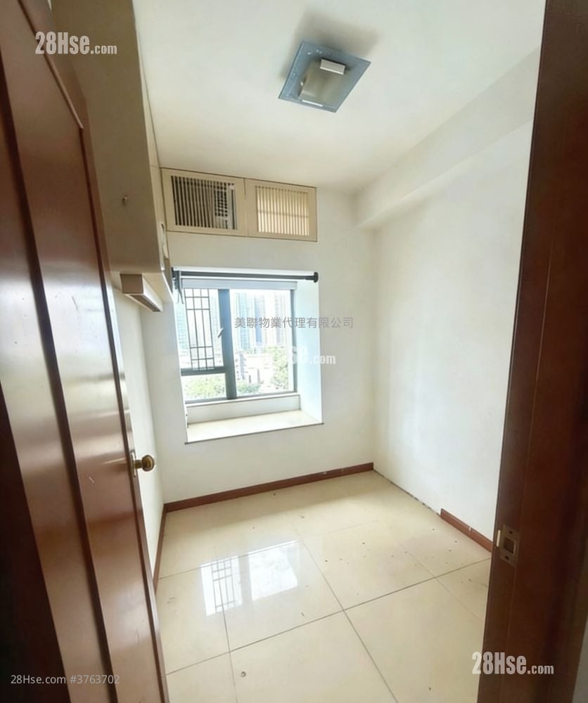 Residence Oasis Sell 4 Bedrooms 763 ft²