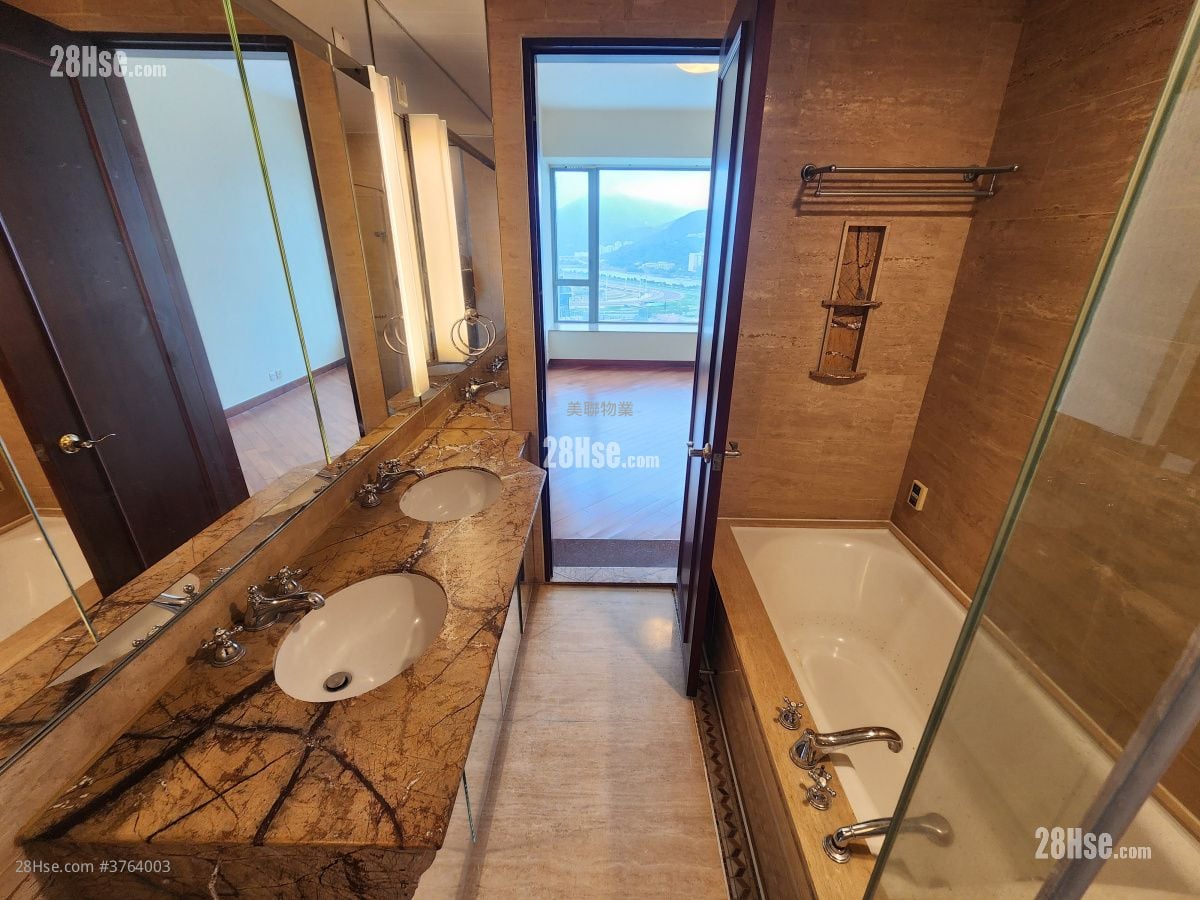 浴室: 御龙山 售盘 4 房 , 4 浴室 1,444 平方尺