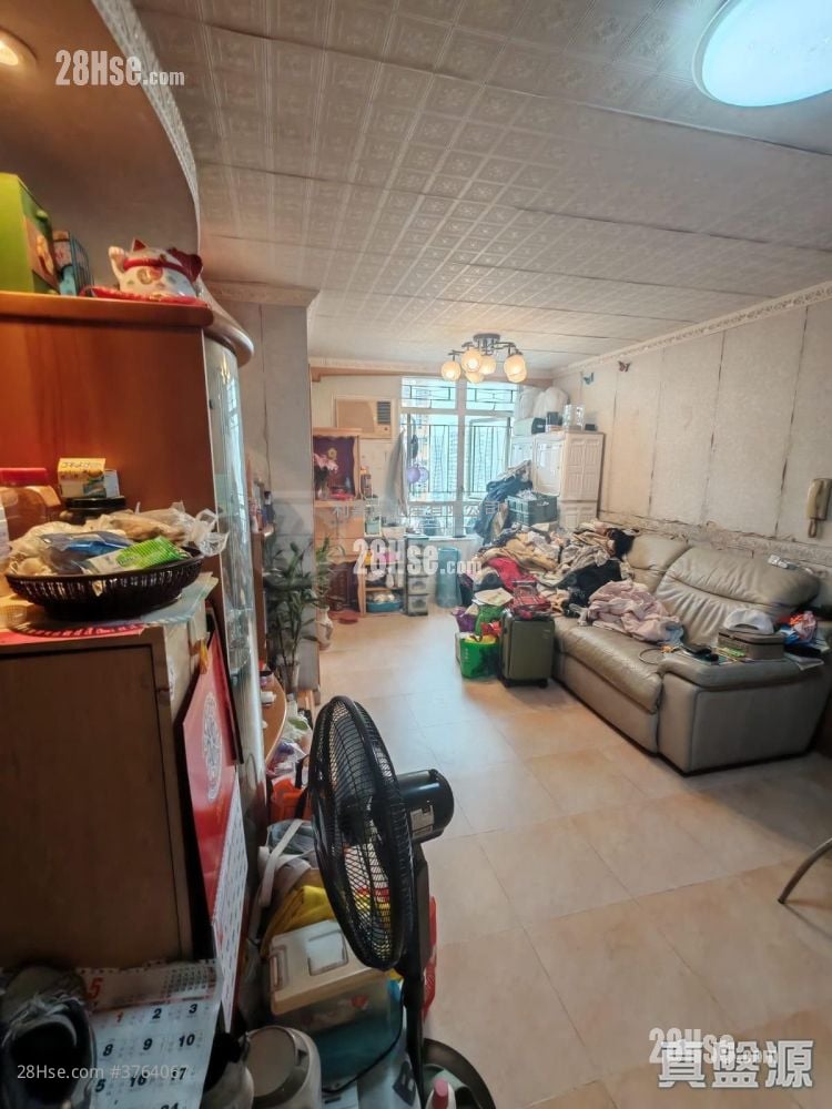 Tin Shing Court Sell 3 Bedrooms , 1 Bathroom 594 ft²