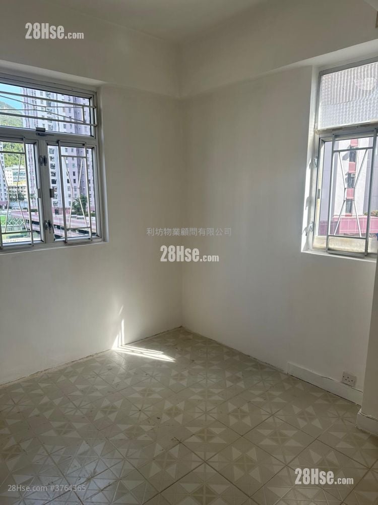 On Fai Building Sell 2 Bedrooms , 1 Bathroom 461 ft²