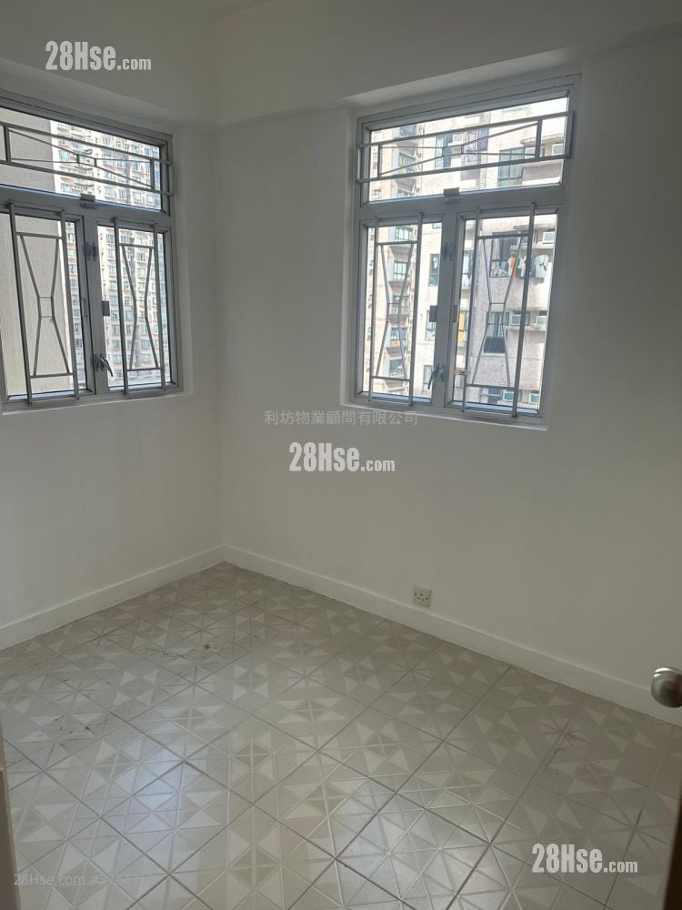On Fai Building Sell 2 Bedrooms , 1 Bathroom 461 ft²