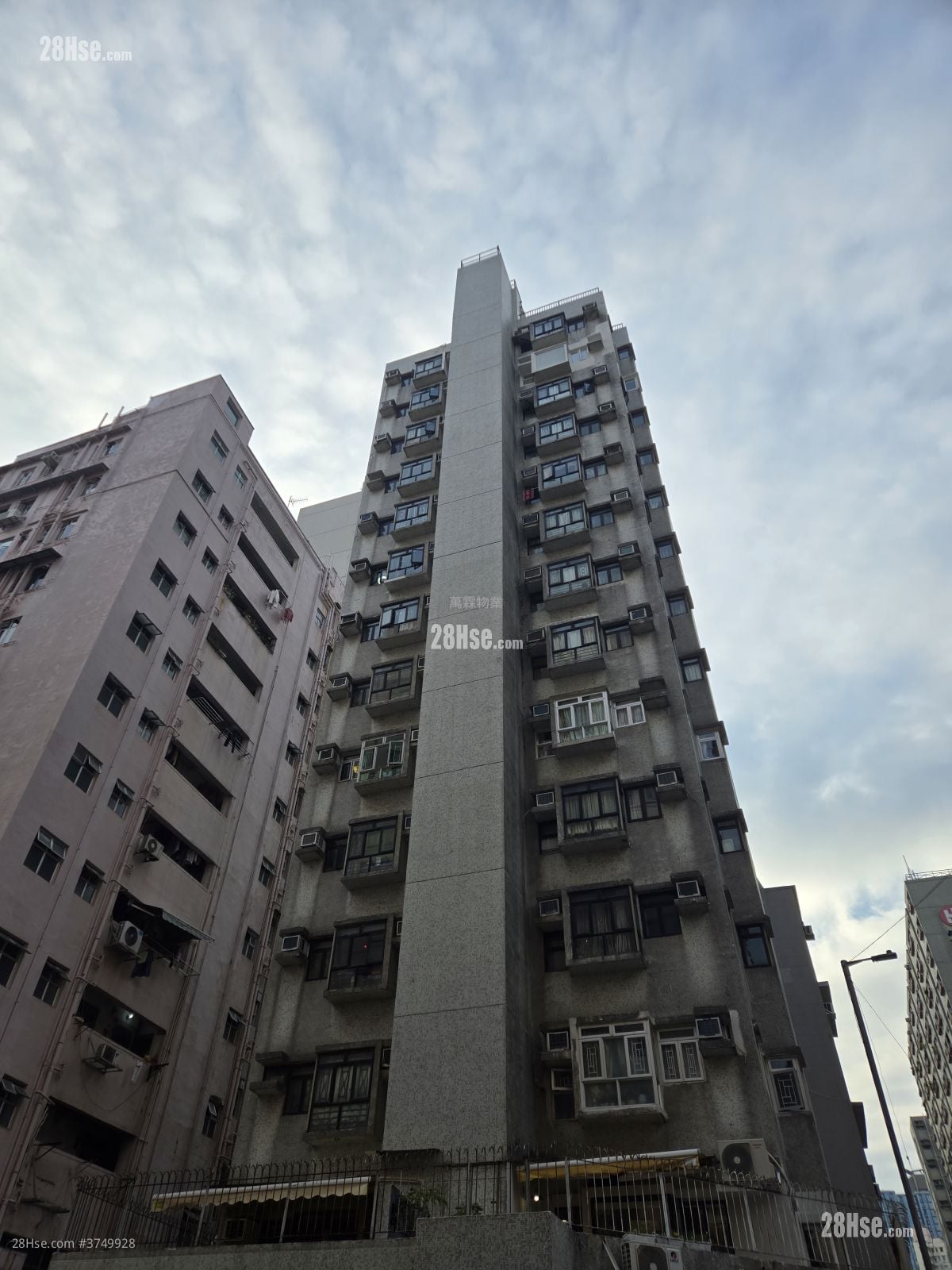 Tak Yue Mansion Sell 2 Bedrooms , 1 Bathroom 315 ft²