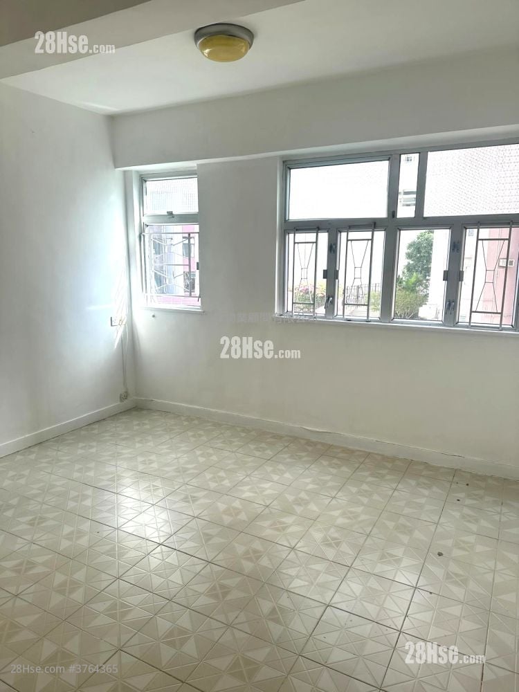 On Fai Building Sell 2 Bedrooms , 1 Bathroom 461 ft²