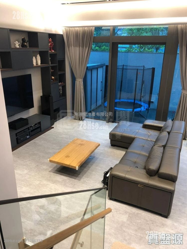 Capri Sell 4 Bedrooms , 3 Bathrooms 1,988 ft²