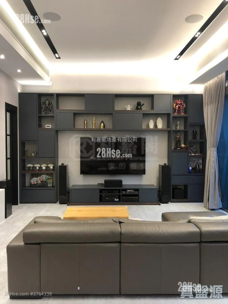 Capri Sell 4 Bedrooms , 3 Bathrooms 1,988 ft²