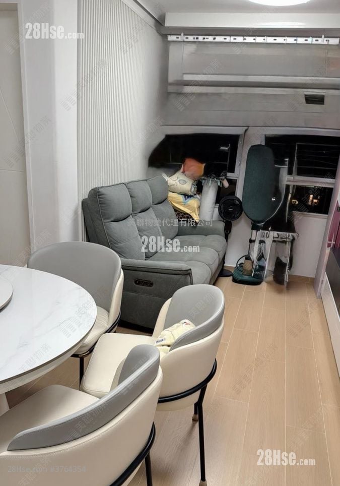 Lok Nga Court Sell 2 Bedrooms 447 ft²