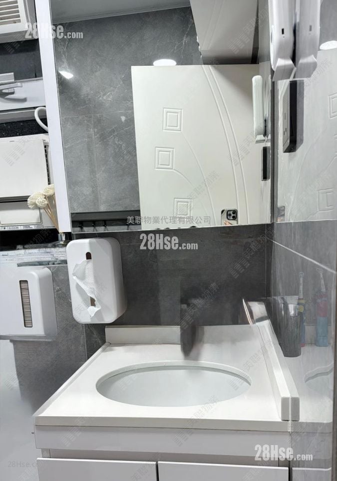 Lok Nga Court Sell 2 Bedrooms 447 ft²