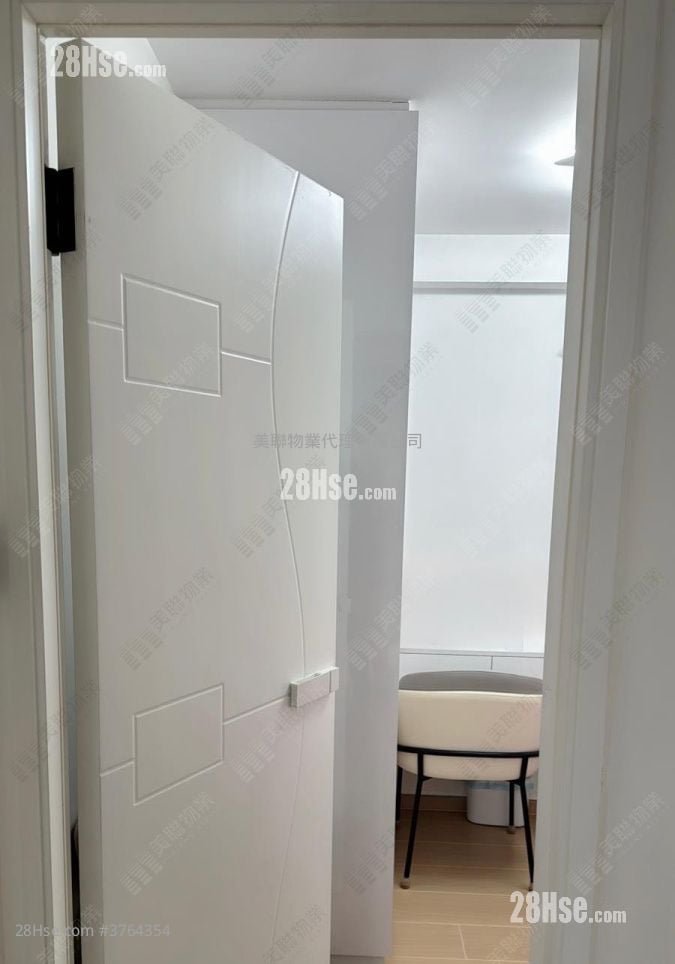 Lok Nga Court Sell 2 Bedrooms 447 ft²