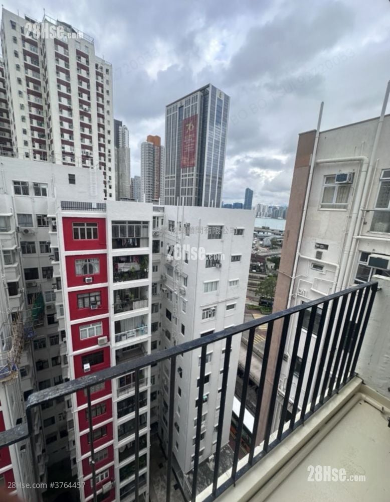 Elegance House Sell 4 Bedrooms , 3 Bathrooms 956 ft²