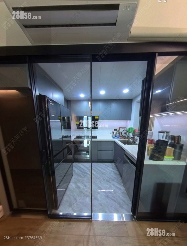 Residence Oasis Sell 3 Bedrooms 745 ft²