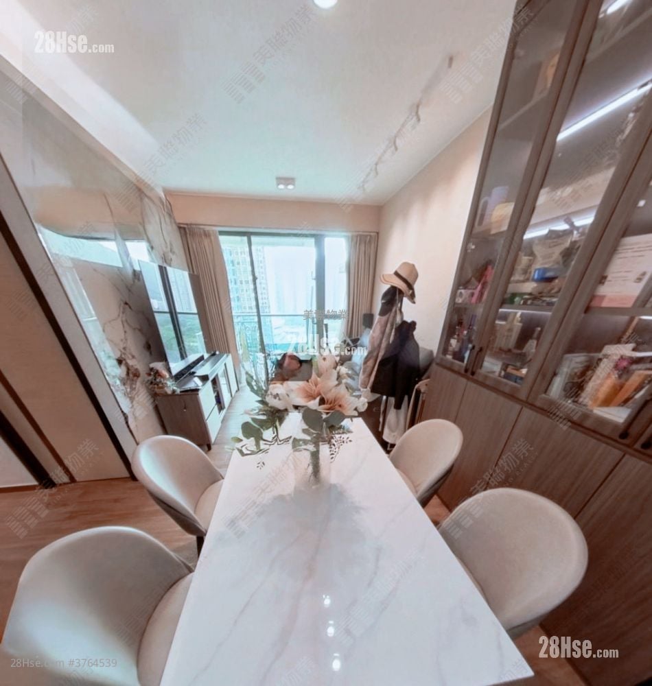 Residence Oasis Sell 3 Bedrooms 745 ft²