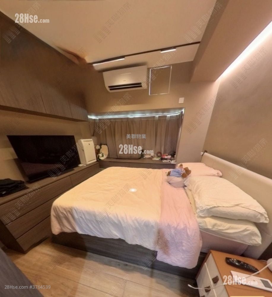 Residence Oasis Sell 3 Bedrooms 745 ft²