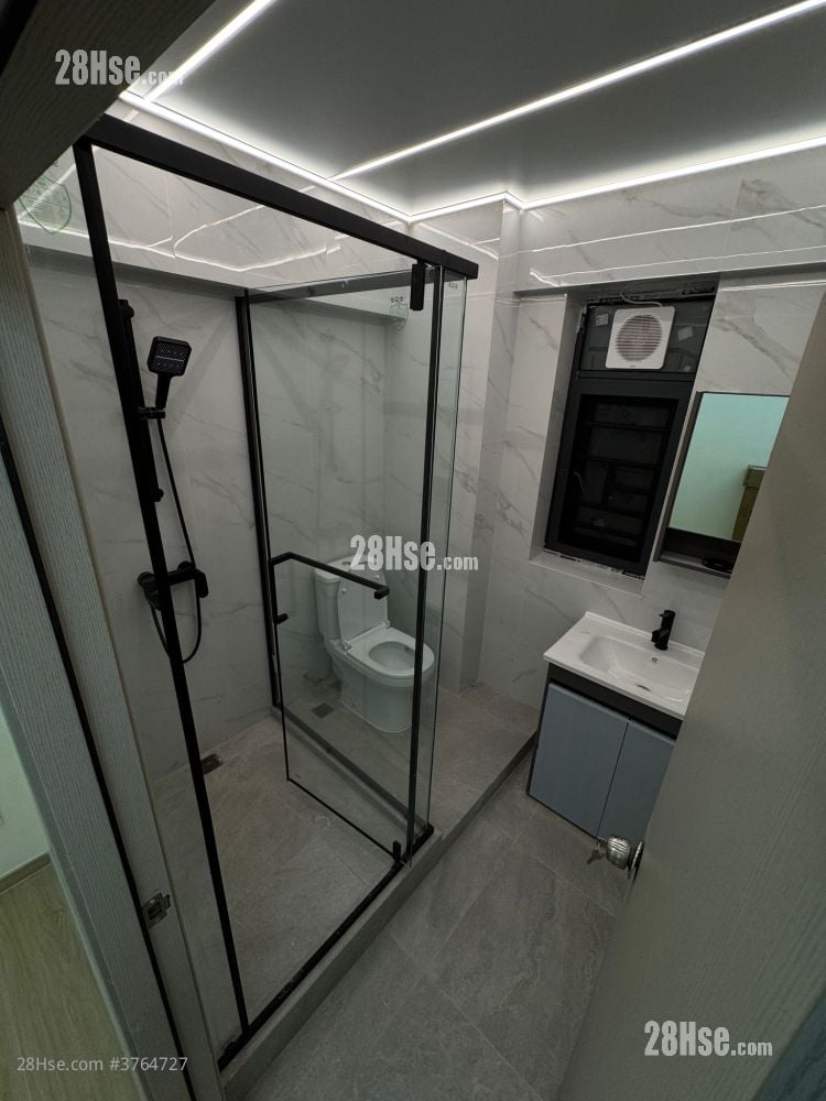 浴室: 新安大楼 售盘 2 房 , 1 浴室 600 平方尺