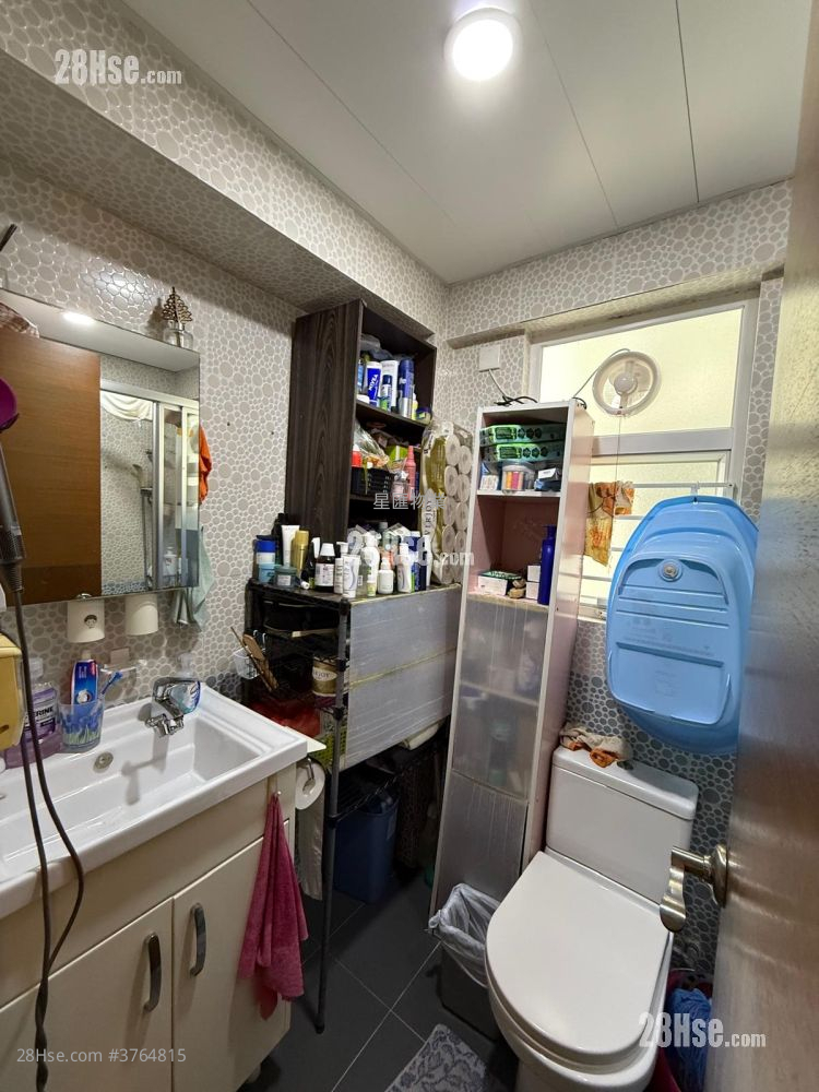 Whampoa Garden Sell 4 Bedrooms , 2 Bathrooms 777 ft²