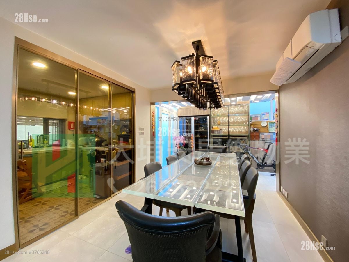 村屋 售盘 5+ 房 , 3 浴室 2,100 平方尺