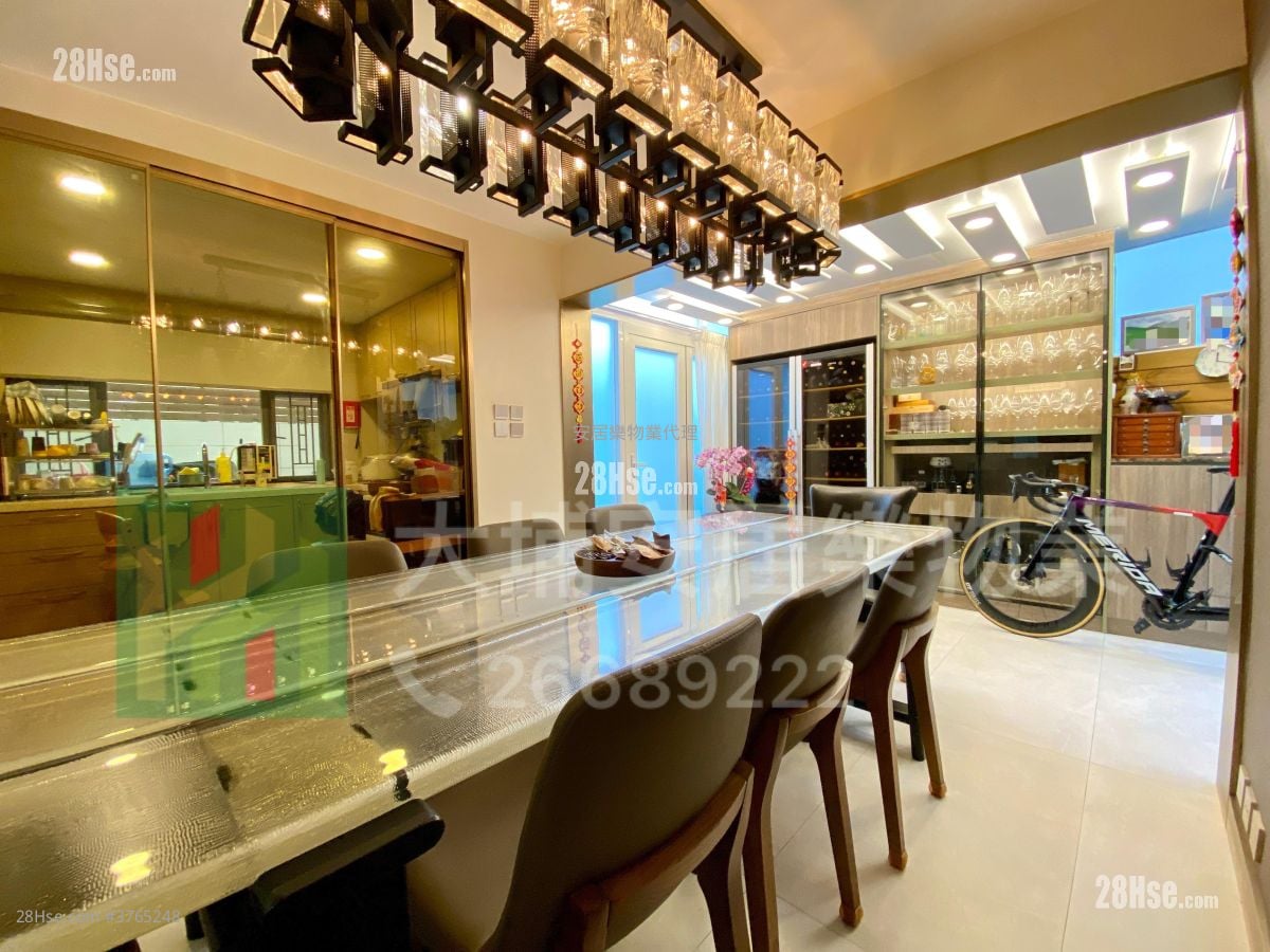 村屋 售盘 5+ 房 , 3 浴室 2,100 平方尺