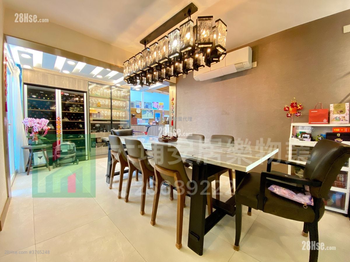 村屋 售盘 5+ 房 , 3 浴室 2,100 平方尺