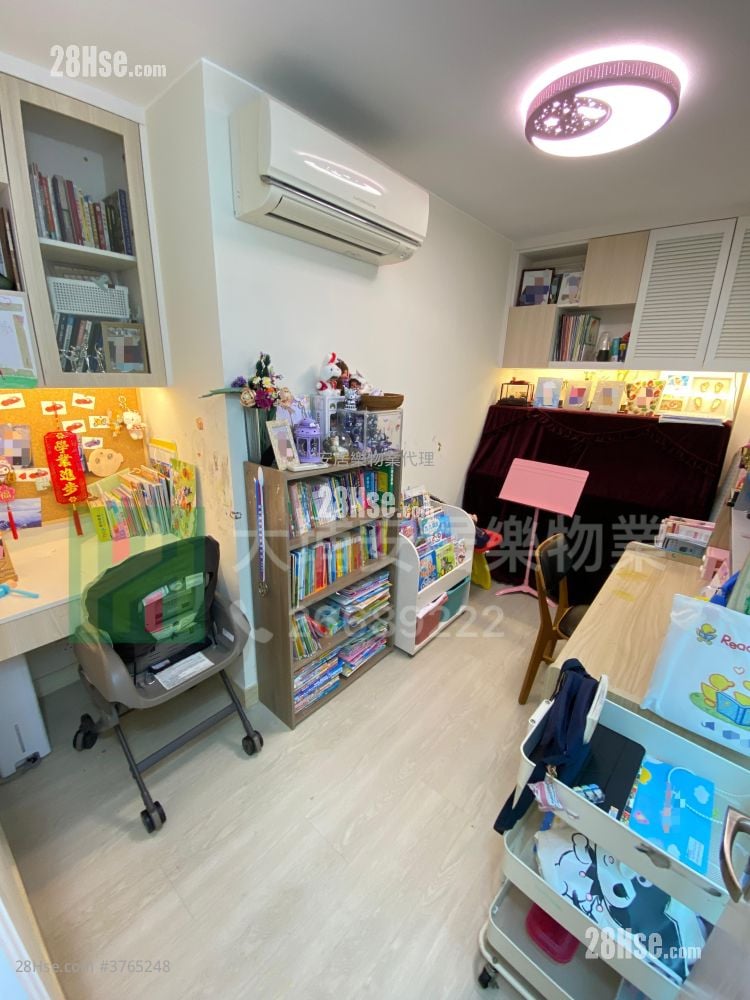 村屋 售盘 5+ 房 , 3 浴室 2,100 平方尺