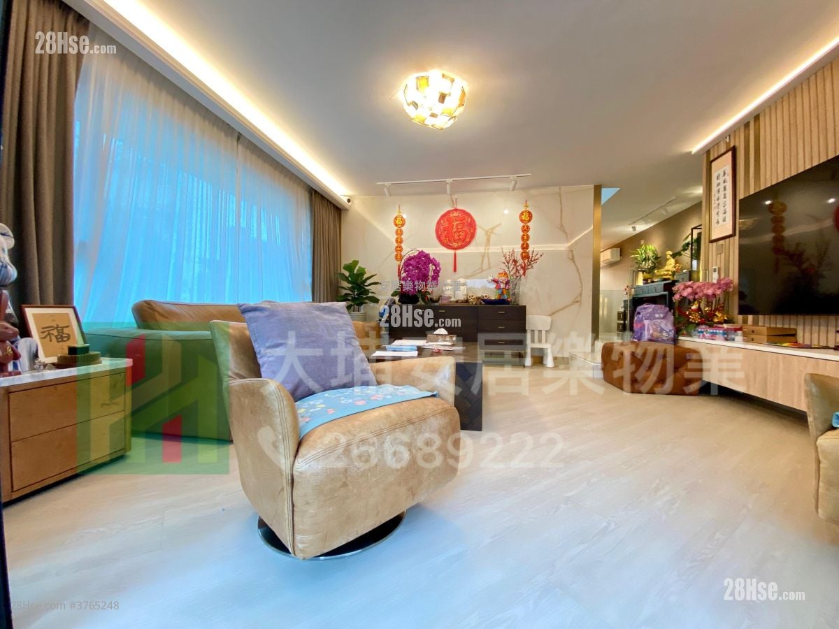 村屋 售盘 5+ 房 , 3 浴室 2,100 平方尺