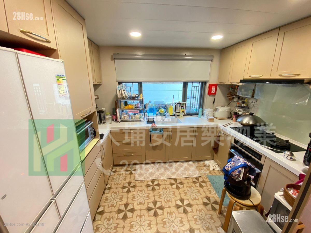 村屋 售盘 5+ 房 , 3 浴室 2,100 平方尺